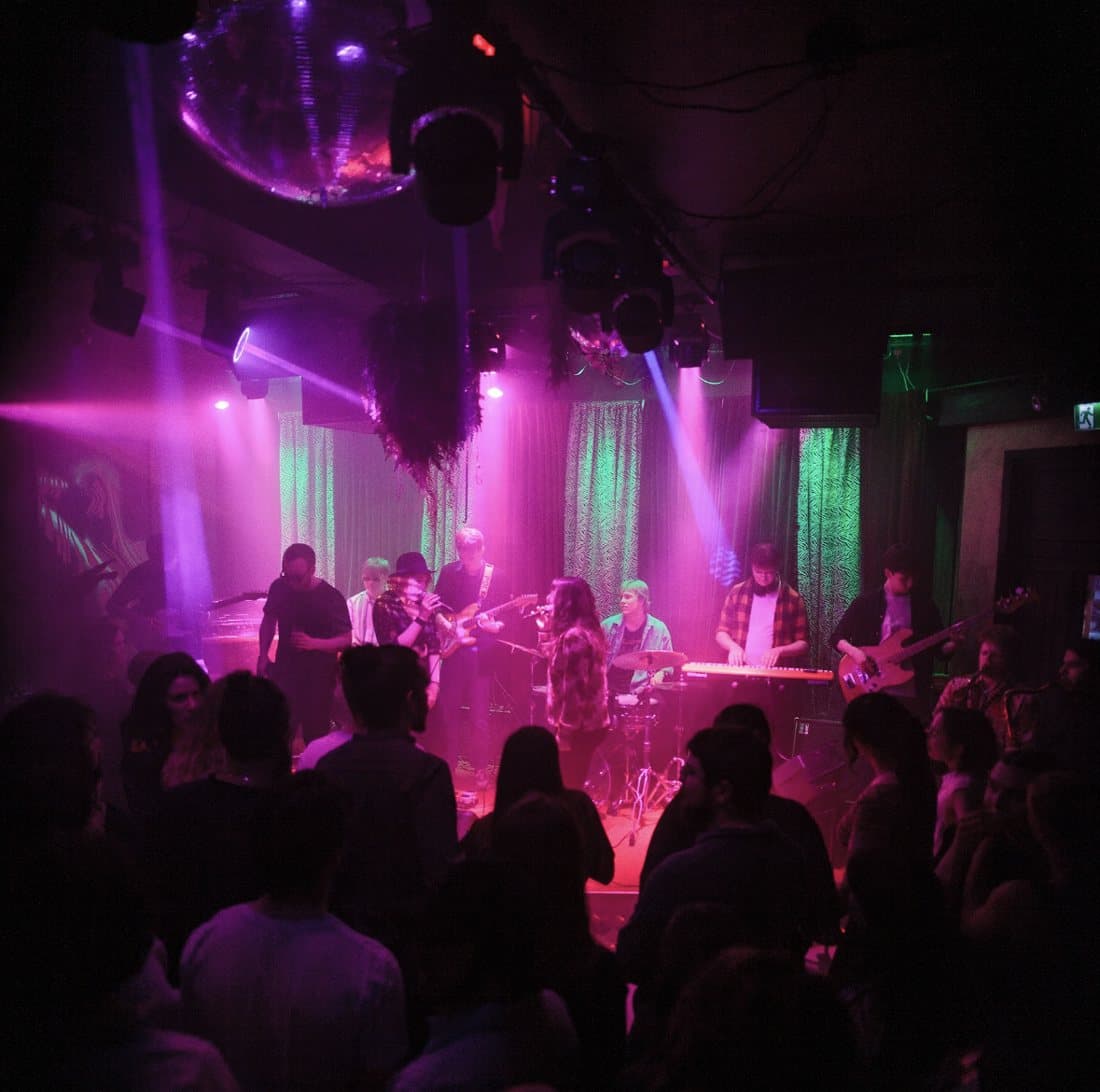 Liveband på scenen på SKINS i Tromsø