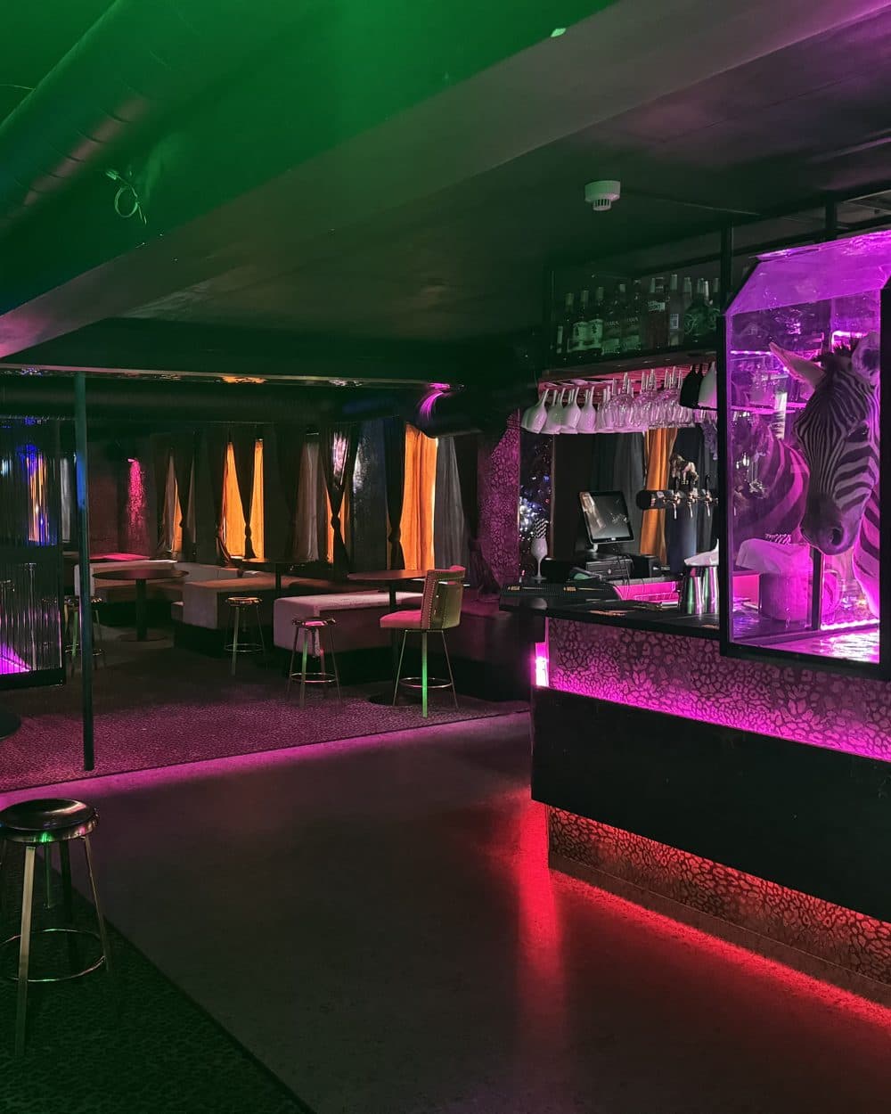 Loungeområdet på SKINS med sitteplasser og baren i andre etasje
